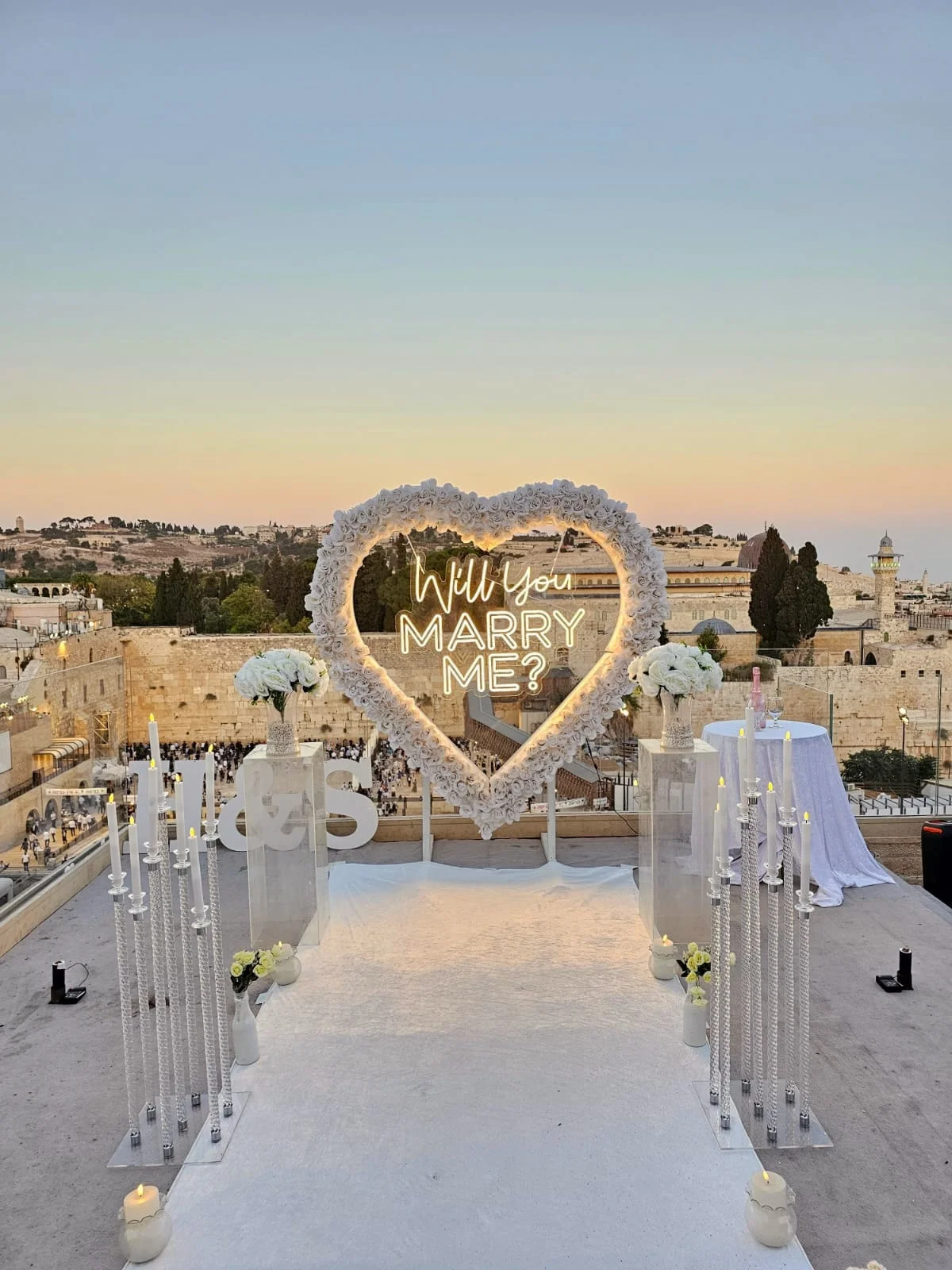 שער לב לבן עם שלט Will You Marry Me על מרפסת המשקיפה על הכותל המערבי והעיר העתיקה בשקיעה